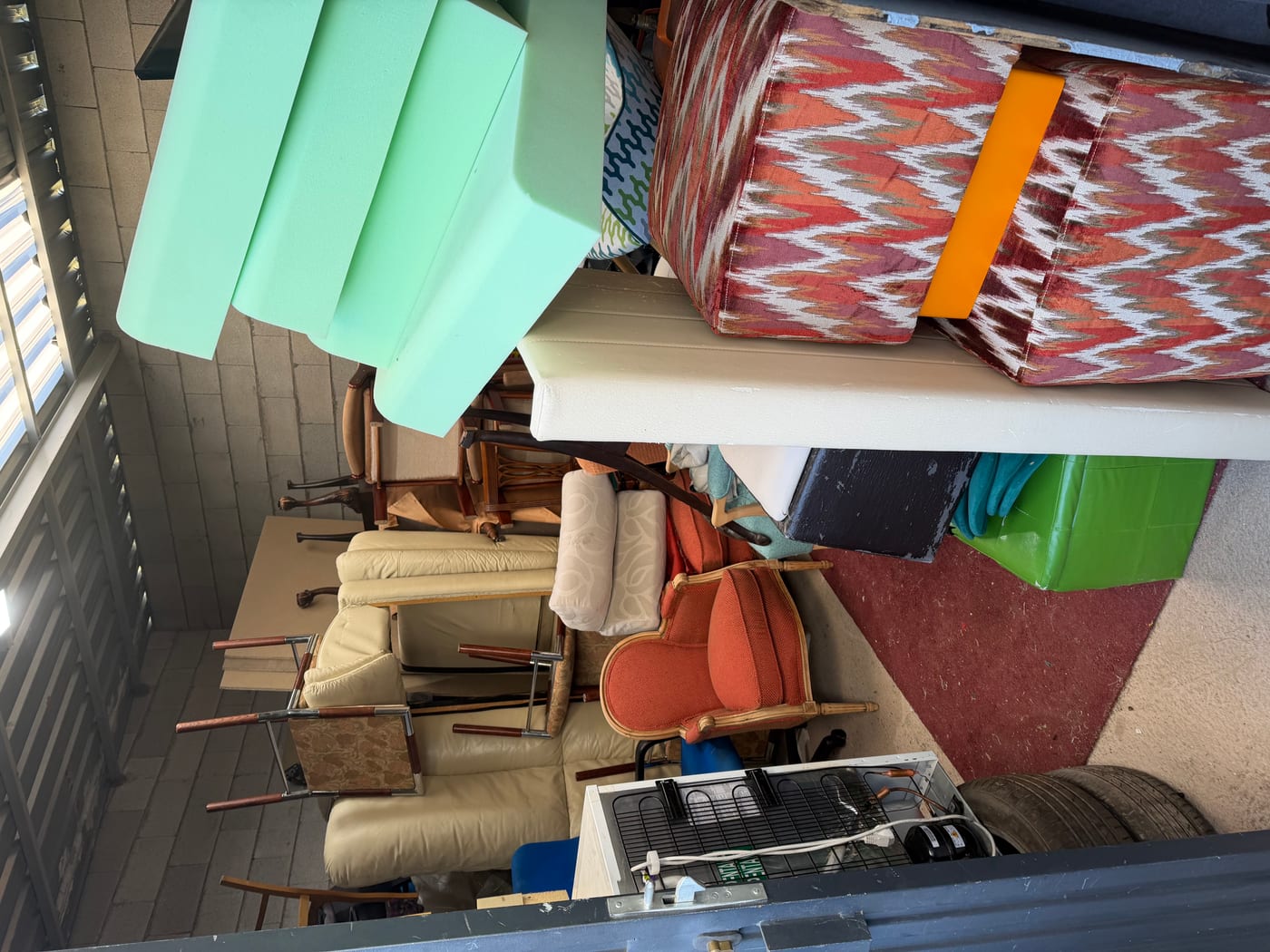 Taller de tapicería en Madrid con espumas y telas para presupuesto