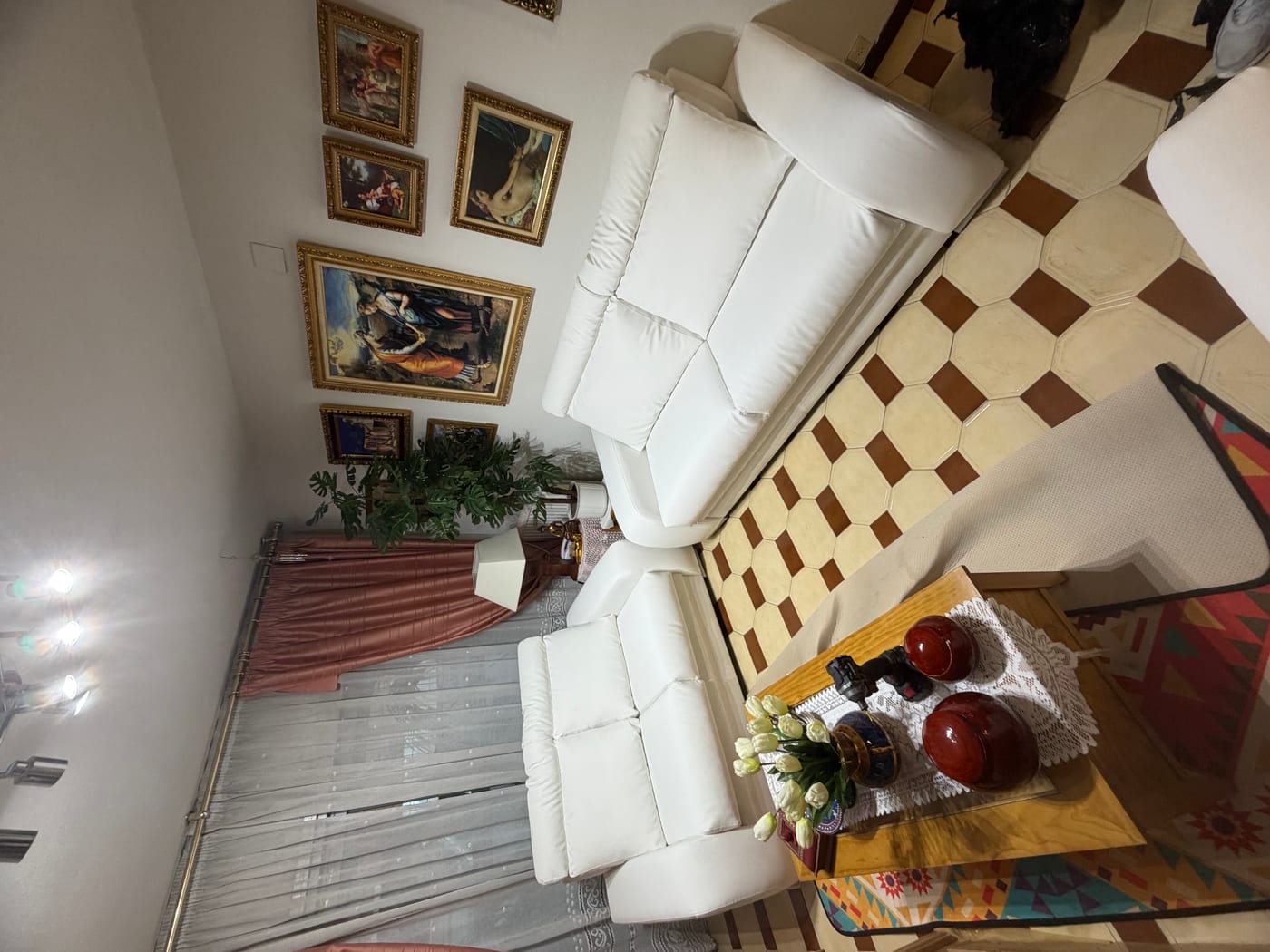 Salón en Madrid con sofá y sillón tapizados en piel blanca por Tapicero.Madrid