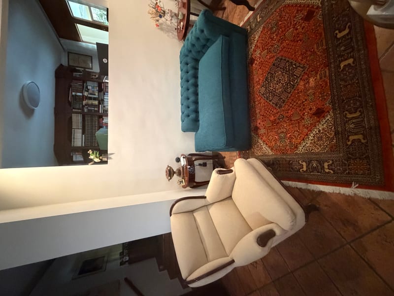 Salón tapizado completo con sofá Chester y sillón por tapicero en Madrid