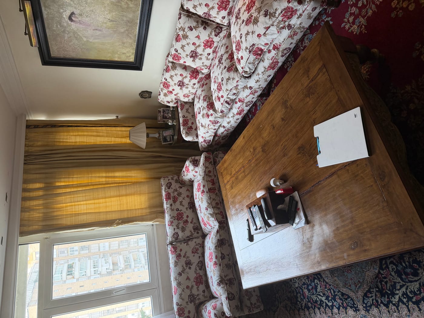 Salón con sofá tapizado en tela floral por tapicero en Madrid