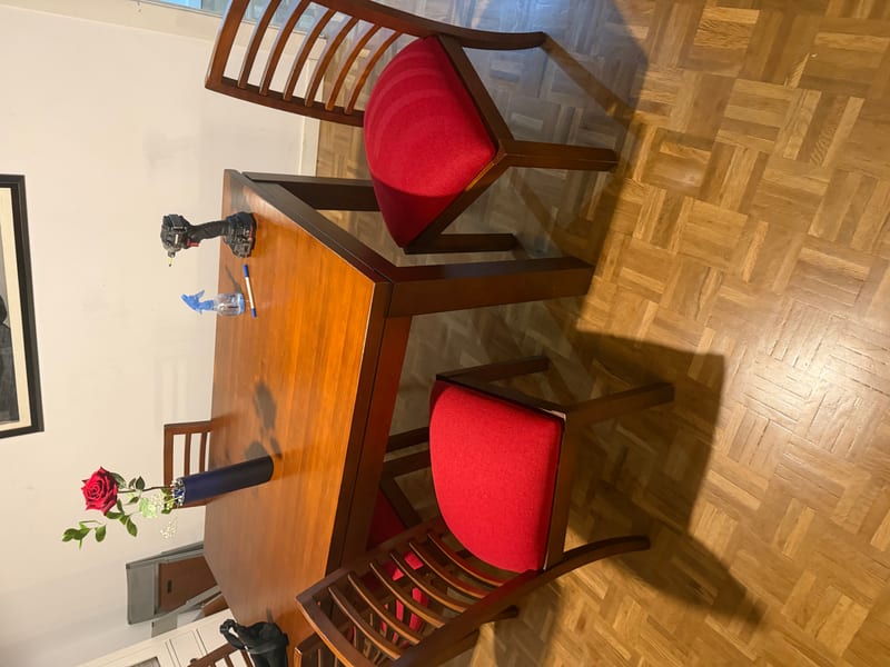 Sillas de comedor tapizadas con tela roja en Madrid