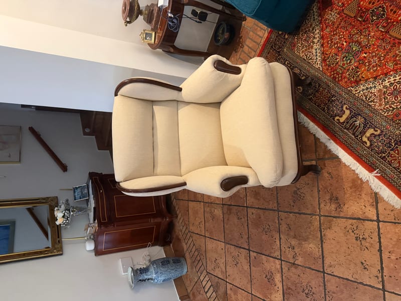 Sillón clásico beige retapizado en taller de Madrid