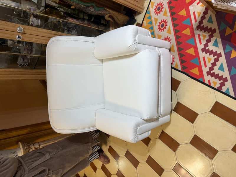 Sillón individual tapizado en piel blanca en Madrid