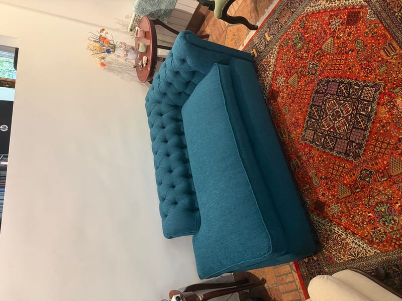 Sofá chester azul capitoné tapizado por Tapicero.Madrid