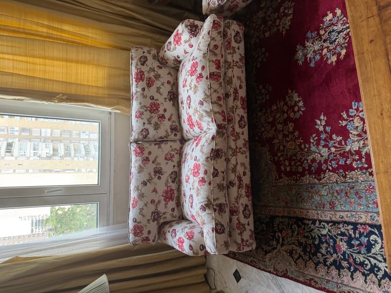 Sofá estampado floral antes de retapizar en Madrid